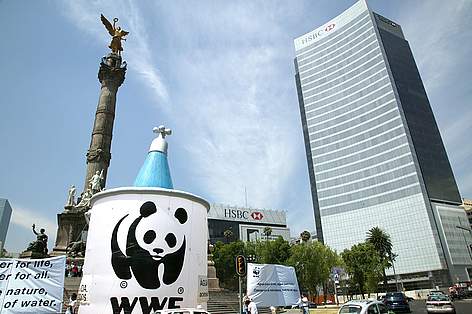 Giant Bucket stunt in Mexico City, March 2006 / &copy;: Freddy Yazbek / WWF-Mexico