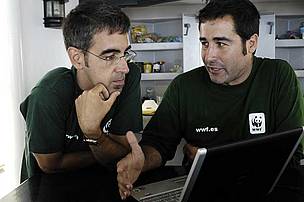 Pablo Cermeño (right), bluefin tuna officer with the WWF Mediterranean Programme Office talking ... / &copy;: WWF / Fred Bassemayousse