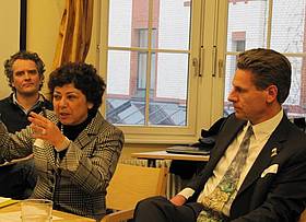 Monique Barbut (GEF CEO) talks with Eberhard Brandes (WWF-Germany CEO) and other WWF STaff on ... / ©: Tim Geer / ©: Tim Geer