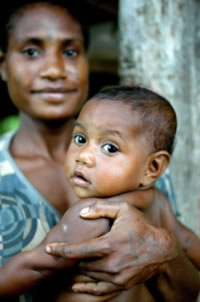 Woman and child, Pukapuki, East Sepik Province, Papua New Guinea. 2004. / ©: Brent Stirton/Getty Images / WWF-UK / ©: Brent Stirton/Getty Images / WWF-UK