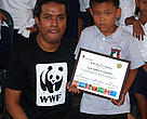 WWF’s Johnjoe Cantos poses with Carl Andrei Leuterio, WWF’s youngest Hero of the Environment thus far. 