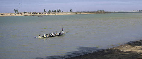 Barge used for local transport on the Niger River near Mopti, Mali. / ©: WWF-Canon / Thomas SCHULTZ-JAGOW Barge used for local transport on the Niger River near Mopti, Mali. rel=