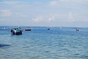 Fisherman leave their boat in the middle of the sea to catch fishes / &copy;: WWF / Martina Lippuner