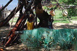 Kids have fun near fishing line / &copy;: WWF / Martina Lippuner