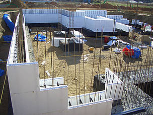 The project uses an innovative new low-energy pre-fabricated polystyrene building block that has ... / ©: One Planet Living The project uses an innovative new low-energy pre-fabricated polystyrene building block that has ... / ©: One Planet Living