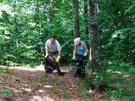 Доброволци чистят Природен парк Беласица / ©: WWF DCP BG archive Volunteers participate in WWF's National Day of Nature Parks in Belasitsa Nature Park, Bulgaria, ... / ©: WWF DCP BG archive