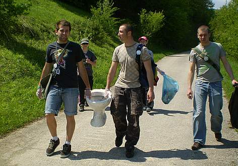 Доброволци участват в почистването на Природен парк Българка / ©: Balgarka Nature Park archive Volunteers clean Balgarka Nature Park at WWF's National Day of the Nature Parks, 2011 / ©: Balgarka Nature Park archive