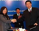 Dr. Li Lin, Head of Conservation Strategies at WWF-China, is shaking hands with Ma Xuelu, General Director of Baoding National Hi-tech Industry Development Zone.
