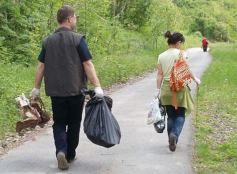 Кадър от почистването на Природен парк Русенски Лом / ©: Rusenski Lom Nature Park archive Volunteers take part in WWF's National Day of the Nature Parks 2011 in Rusenski Lom Nature Park / ©: Rusenski Lom Nature Park archive