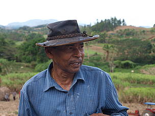 Sugar farmer in Waiqeli sector, a supplier of Labasa Mill, during survey of issues relating to ... / ©: Ryan Collins / WWF-SPPO / ©: Ryan Collins / WWF-SPPO