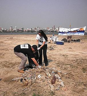 Limpieza en la Bahia de Asunción / &copy;: WWF Paraguay