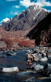 Porter crossing river, Khunjerab National Park, Pakistan. / ©: WWF-Canon / Hartmut JUNGIUS Porter crossing river, Khunjerab National Park, Pakistan. / ©: WWF-Canon / Hartmut JUNGIUS