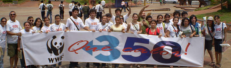 28-Nov.09 Voluntarios con el cartel de "350" Paraguay / &copy;: WWF Paraguay