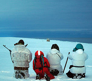 The Polar Bear Patrol watch a large male polar bear about 200 metres away. / ©: Tom Arnbom The Polar Bear Patrol watch a large male polar bear about 200 metres away. / ©: Tom Arnbom