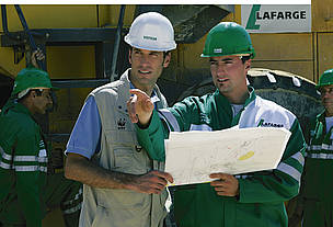 WWF representative discussing with employee of Lafarge at the gravel pit site of Bernières sur ... / ©: Lafarge / ©: Lafarge