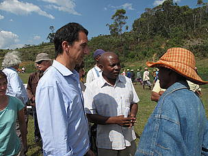 Guillermo Castilleja, Appolinaire Razafimahatratra and Antoine Randriatompoina (with hat) ... / ©: WWF Canon / Olivier van Bogaert / ©: WWF Canon / Olivier van Bogaert
