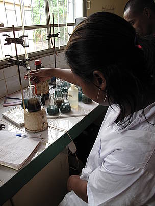 Laboratory measurement of carbon stocks in litter and soil / ©: WWF Canon / O. van Bogaert / ©: WWF Canon / O. van Bogaert