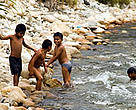 niños jugando en un río