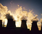 Las torres de refrigeración dejando salir el vapor y el humo de carbón en una central eléctrica cerca de Pontefract, en Yorkshire, Reino Unido.