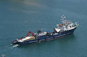 La pesca de arrastre provoca impactos en las especies y los ecosistemas marinos. / ©: ATRT An Italian purse seine vessel fishing Mediterranean bluefin tuna / ©: ATRT