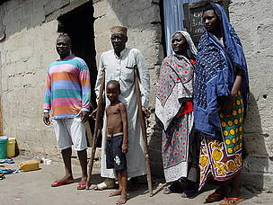 Rajabu Mohammed Soselo, WWF climate witness, and his family, in front of their house in Kunduchi, a ... / ©: WWF / Godlove Mwansojo / ©: WWF / Godlove Mwansojo