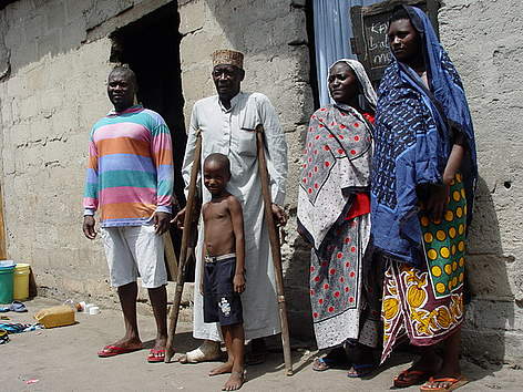 Rajabu Mohammed Soselo, WWF climate witness, and his family, in front of their house in Kunduchi, a ... / ©: WWF / Godlove Mwansojo rel=