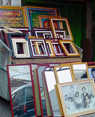 Picture frames of mainly Ramin timber on sale in a Bandung Market Street. Java, Indonesia. / ©: Stephen J. Fleay / WWF-Canon / ©: Stephen J. Fleay / WWF-Canon