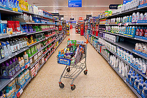 A shopping trolley containing many typical products at a supermarket / ©: WWF-Canon / Richard Stonehouse / ©: WWF-Canon / Richard Stonehouse