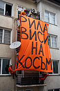 mountain climbers with a huge slogan / &copy;: forthenature.org