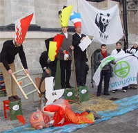 WWF-led protest : a salmon tries to swim up the Meuse River but dies after fighting pollution and ... / ©: WWF / ©: WWF