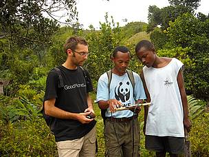 Romuald Vaudry (GoodPlanet) avec Falizara (de l'équipe du WWF à Andapa) et Alain (agriculteur ... / ©: GoodPlanet/Romuald Vaudry / ©: GoodPlanet/Romuald Vaudry