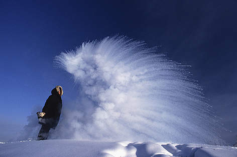The added warming from rapid sea ice loss can penetrate up to1500km inland. Warmer temperatures ... / ©: WWF / Bryan Alexander/www.arcticphoto.com rel=