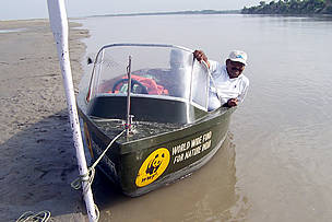Dr Sandeep Behera, WWF-India’s Freshwater Species Coordinator, patrolling for gharials and Ganges ... / ©: WWF-India / ©: WWF-India