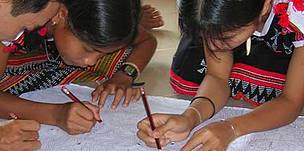 School-children helping to construct a 3D model of their commune, an integral part of an exercise ... / &copy;: WWF-Canon