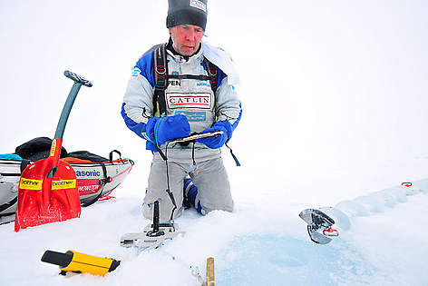 Pen Hadow of the Catlin Arctic Survey expedition to measure the thickness of arctic sea ice makes a ... / ©: Martin Hartley / WWF-Canon rel=
