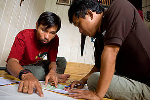 Going over the maps: Eri (left) and Data help leaders in Long Tuyo draw boundaries around the ... / ©: WWF-Canon / Simon Rawles / ©: WWF-Canon / Simon Rawles