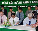 Mr Harm Duiker from SNV, Mr Nguyen Ngoc Thien from the Thua Thien Hue provincial People’s Committee, and Mr Eric Coull from WWF-Indochina sign the final Green Corridor project agreement.<BR>