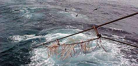 The contraption keeps seabirds away from the warp line of a trawler. / &copy;: Smart Gear / Chris Carey