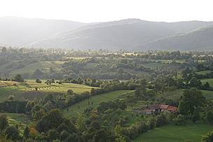 The mosaic landscape of the commune of Sinca Noua, with the Tagla Mountains in the background. / ©: C and B Promberger / ©: C and B Promberger