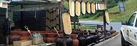 Souvenirs - traditional handcrafts, such as pots and beadwork, can provide income for local ... / ©: WWF / Canon - Pam Sherriffs Souvenirs - traditional handcrafts, such as pots and beadwork, can provide income for local ... rel=