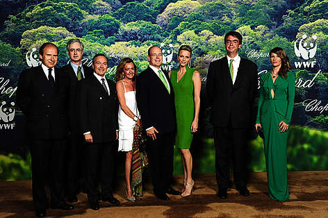 From left to right:
Simon de Pury, Jim Leape, Karl-Friedrich Scheufele, Caroline Scheufele, H.S.H ... / ©: Studio Casagrande / WWF-Canon rel=