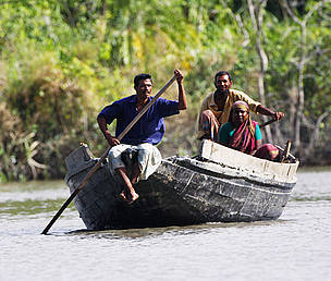 Fishers, Sunderbans National Park, Bangladesh. / ©: David Woodfall / WWF-UK / ©: David Woodfall / WWF-UK