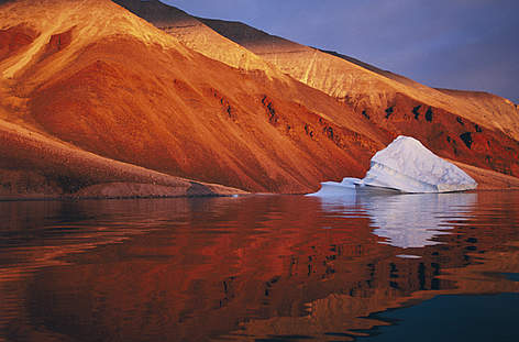 Melting iceberg on coast Qaanaaq, Greenland. The rate of loss of Greenland Ice Sheet has increased ... / ©: WWF / Staffan Widstrand/www.staffanwidstrand.se rel=