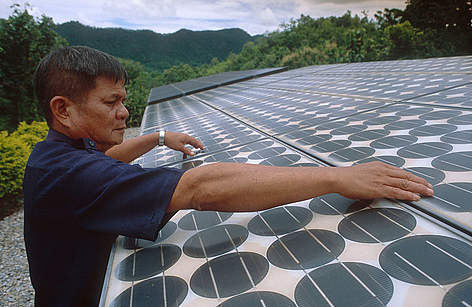 A solar panel is one way of helping curb climate change.    / &copy;: WWF-Canon/ Adam OSWELL 