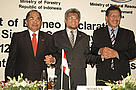 Ministers from the three Bornean governments sign the Heart of Borneo Declaration. From left: ... / ©: WWF-Indonesia / ©: WWF-Indonesia