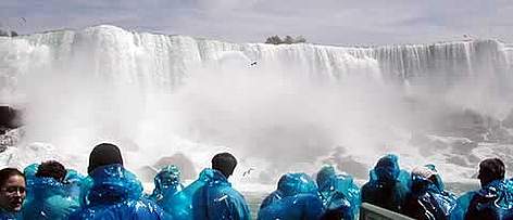 Tourists enjoying the magnificent view of the Niagara Falls. / ©: Steve & Tanja Tourists enjoying the magnificent view of the Niagara Falls. rel=
