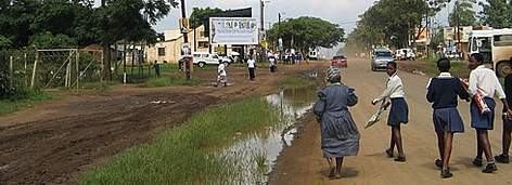 Town on the edge of Hluhluwe. Unemployment and human population growth on the borders are major ... / ©: WWF-Canon / Pam Sherriffs Town on the edge of Hluhluwe. Unemployment and human population growth on the borders are major ... rel=
