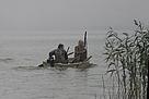 Ловци на птици в езерото Вая / ©: Galya Nikolova People in a boat with guns / ©: Galya Nikolova