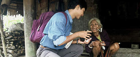 WWF Project leader Van Tri Trin interviewing Paco woman about the Sao la near the Lao border. A Sau ... / &copy;: WWF-Canon / Elizabeth KEMF