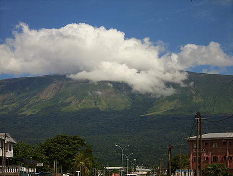 Partial view of Mount Cameroon from the seaside town of Limbe / ©: WWFCARPO/CFP rel=